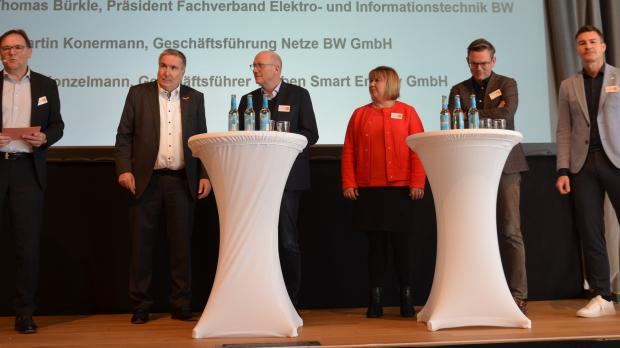 Die Referenten diskutierten die zuvor erläuterten Sachverhalte im Rahmen einer Podiumsdiskussion, die moderiert wurde von Arno Ritzenthaler, Geschäftsführer SmartGrids BW e.V. (li.)