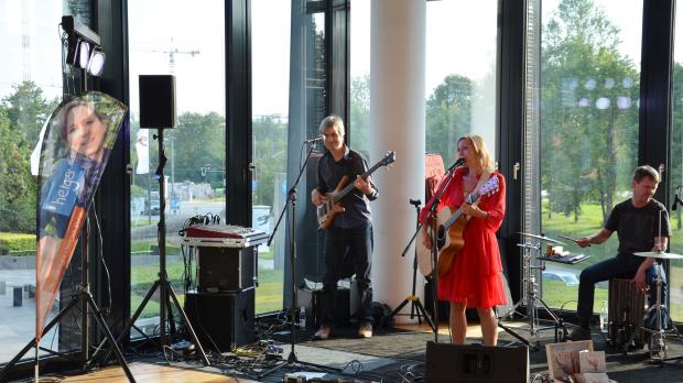 Helga Brenninger mit Band (mit »de«-Redakteur Marcel Diehl als Bassist)