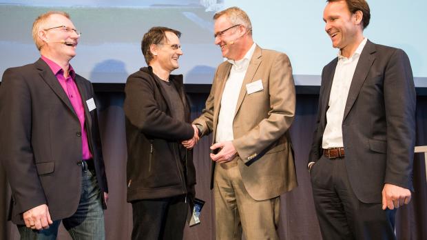 Gira System-Integratoren Award »Wohnbau«: Markus Fromm-Wittenberg (Gira), Klaus Geyer (Klaus Geyer Elektrotechnik), Oliver Borchmann (Gira), Armin Holle (Holle Architektur) (von links); Bildquellen: Udo Geisler für Gira 